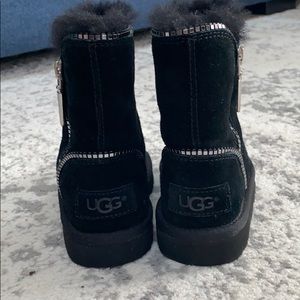 Never worn black zipper ugg boots